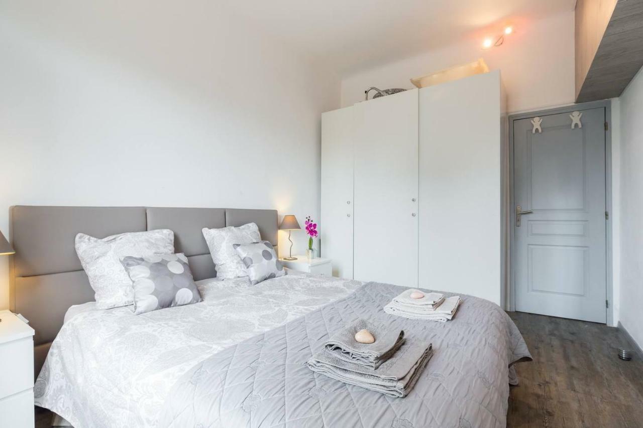 Stylish White And Red Apartments Juan-les-Pins Exterior foto